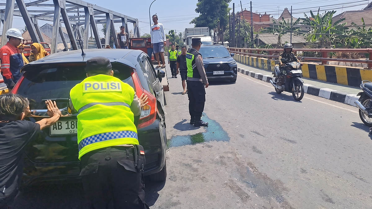 Nekat Nyalip Kiri di Tikungan Jembatan Pabelan Magelang, Honda Jazz Serempetan dengan Truk Hino