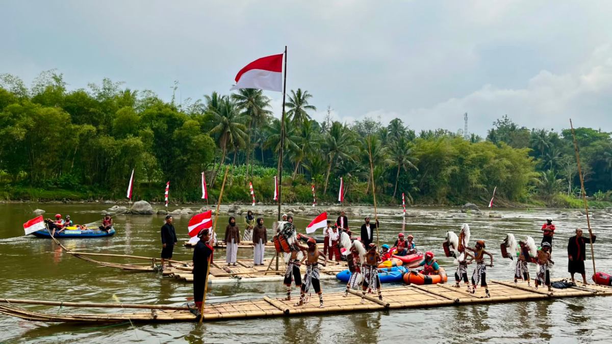 Unik Upacara HUT Ke-81 RI di Magelang, Kibarkan Bendera di Atas Getek Sungai Progo