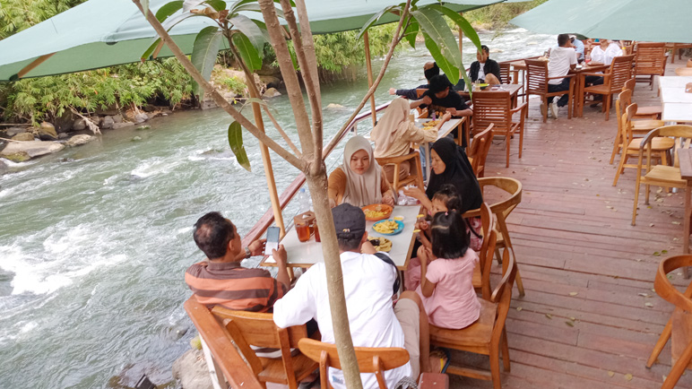 Puunee Wild River Restaurant, Hidden Gems Cafe Dekat di Tepi Sungai Elo, Candi Mendut