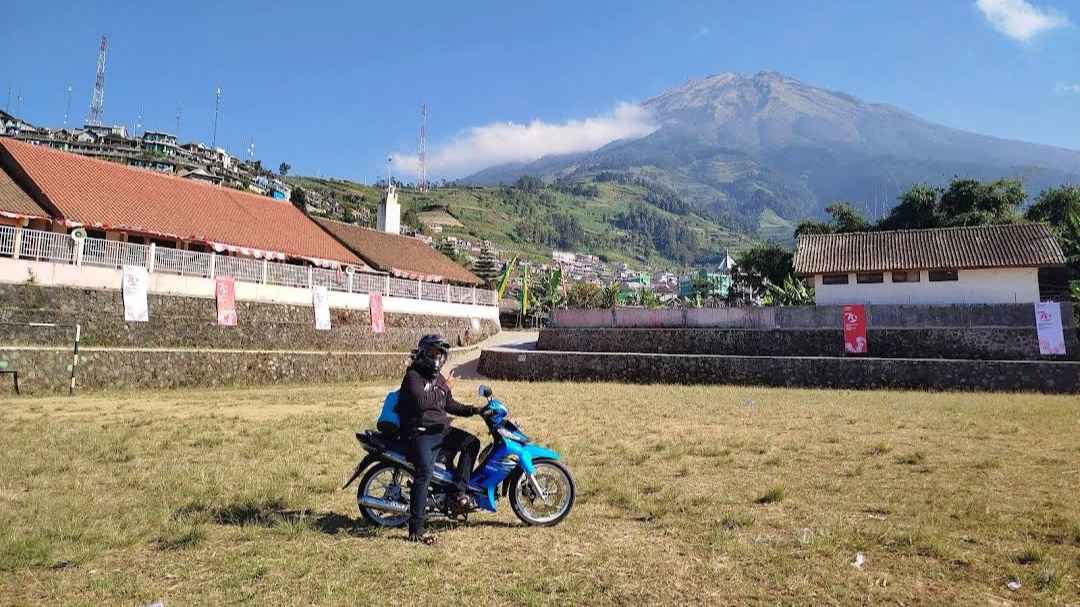 Lapangan di Lereng Gunung Sumbing Magelang Ini punya Panorama Alam Secantik Ini!