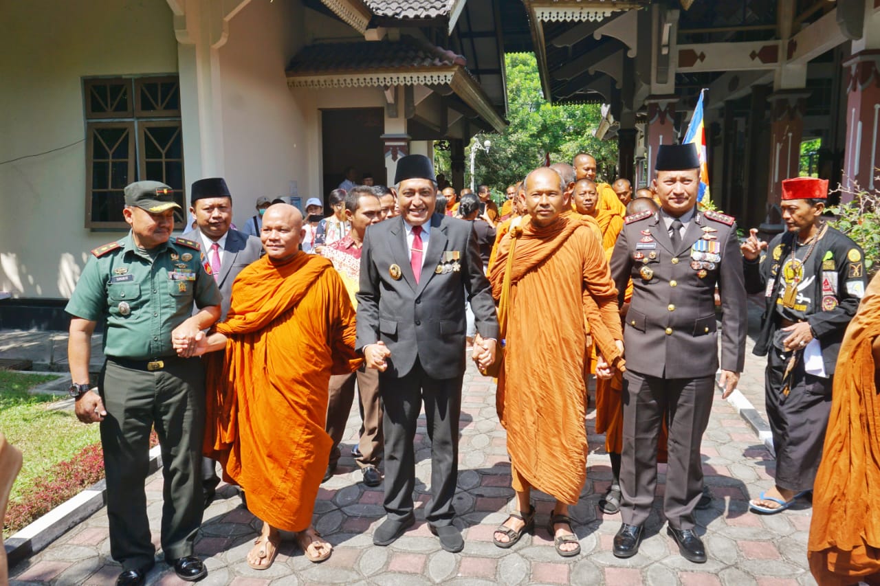 Disambut Bupati Magelang, Biksu Thudong Disebut Tebar Spirit Toleransi dan Kebersamaan