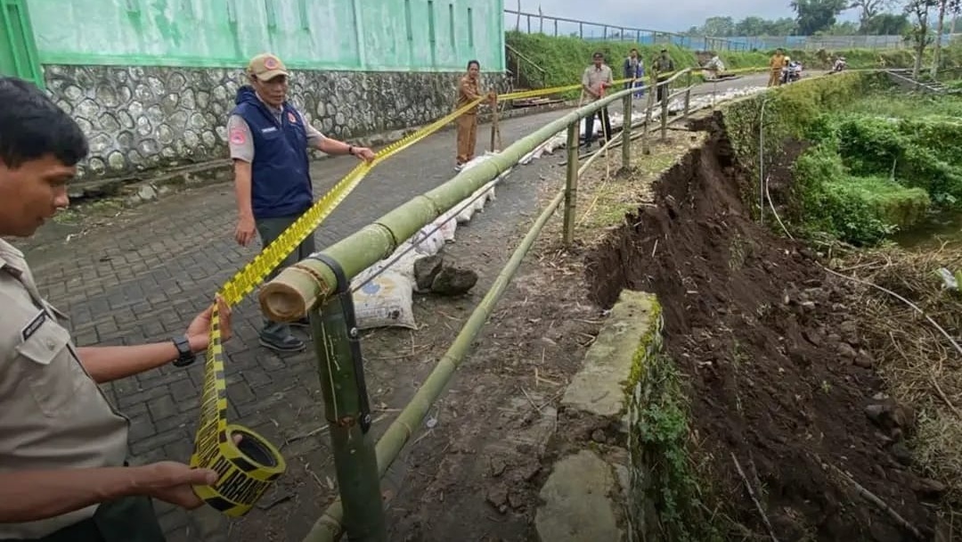 BPBD Temanggung Asesmen Longsor Jalan Desa Mangunsari, Talud Ambrol 15 Meter
