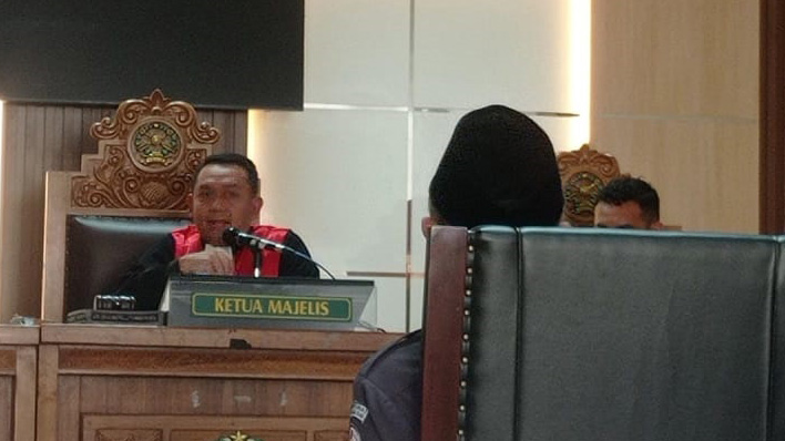 Terdakwa Riswahyu Jalani Sidang, Namun Masih Aktif Jabat Komisioner KPU