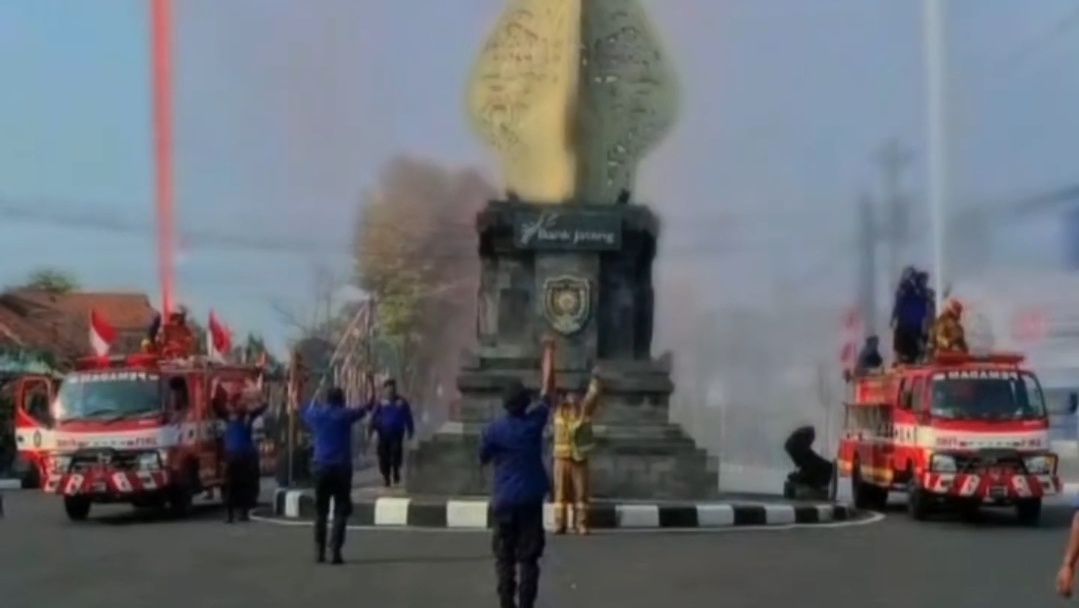 Damkar Purworejo Meriahkan Karnaval HUT RI, Semprotkan Air Merah Putih hingga Atraksi Api