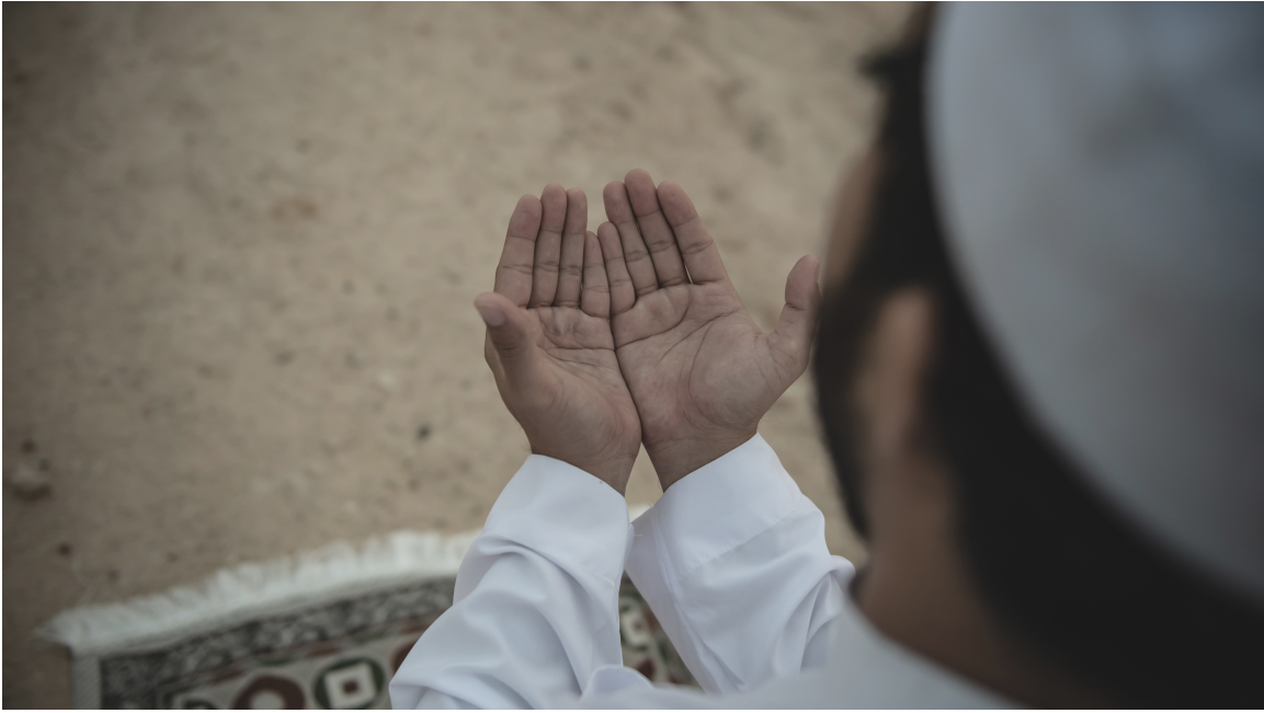 Hukum Mengangkat Tangan Ketika Berdoa