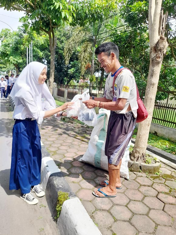 Baksos Mewarnai Jalannya MPLS SMK Satria Magelang