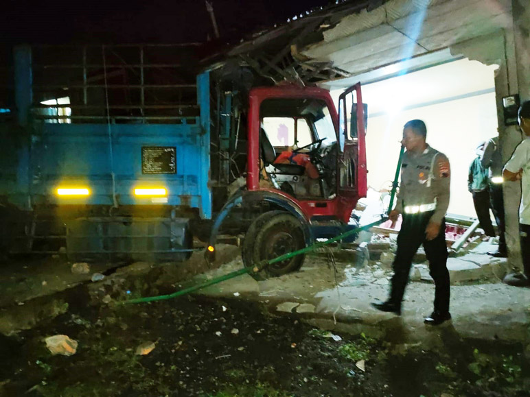 Purwoto Tertidur Pulas, Rumahnya Diseruduk Tronton 