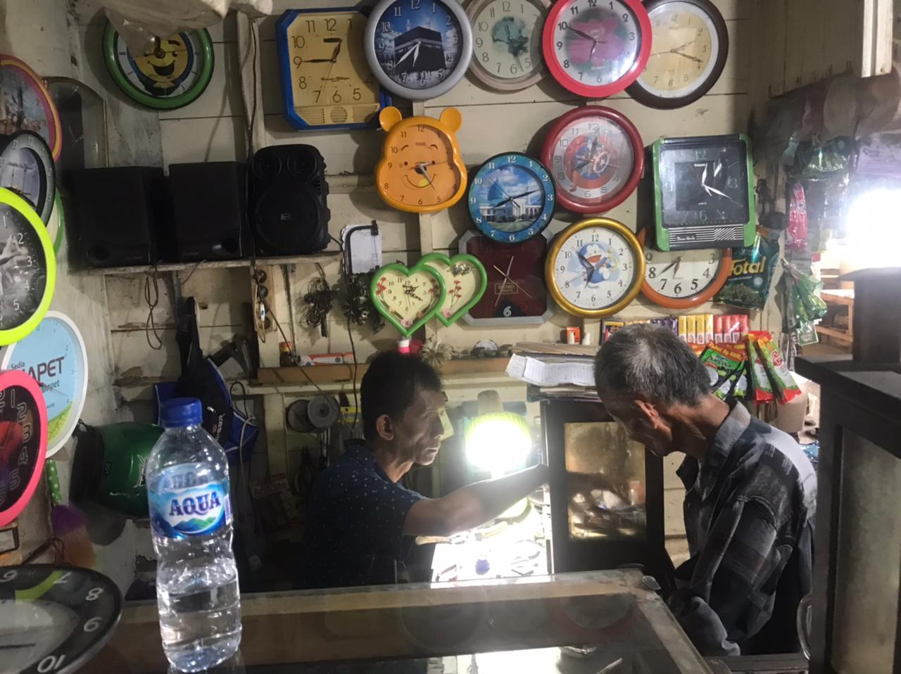 Mengenal Thorim Penjual Jam Antik dan Batu Cincin Selama 20 Tahun di Pasar Kebonpolo