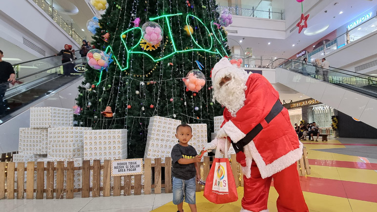 Meriah!! Artos Mall Hadirkan Pohon Natal Setinggi 12 Meter, Ada Momen Foto Bareng Santa Gratis