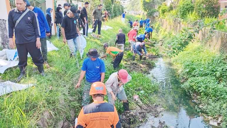 Rayakan World Clean Up Day dan Upaya Perawatan Sungai, DLH Kota Magelang Bersihkan Kawasan Kali Bening