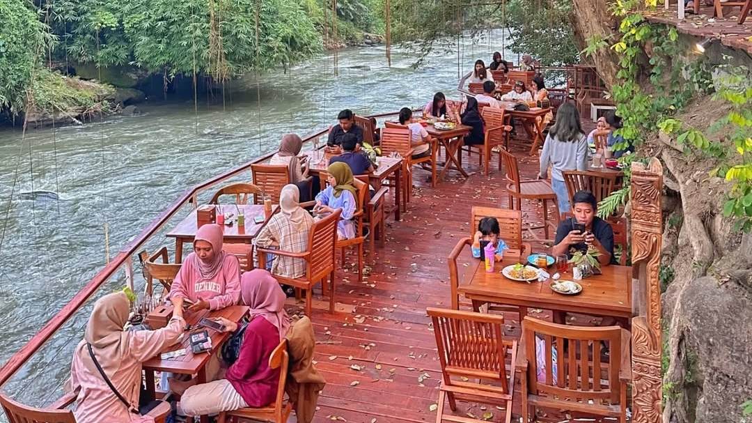 4 Restoran dekat Candi Mendut Magelang, Salah Satunya Punya Latar Sungai Elo!