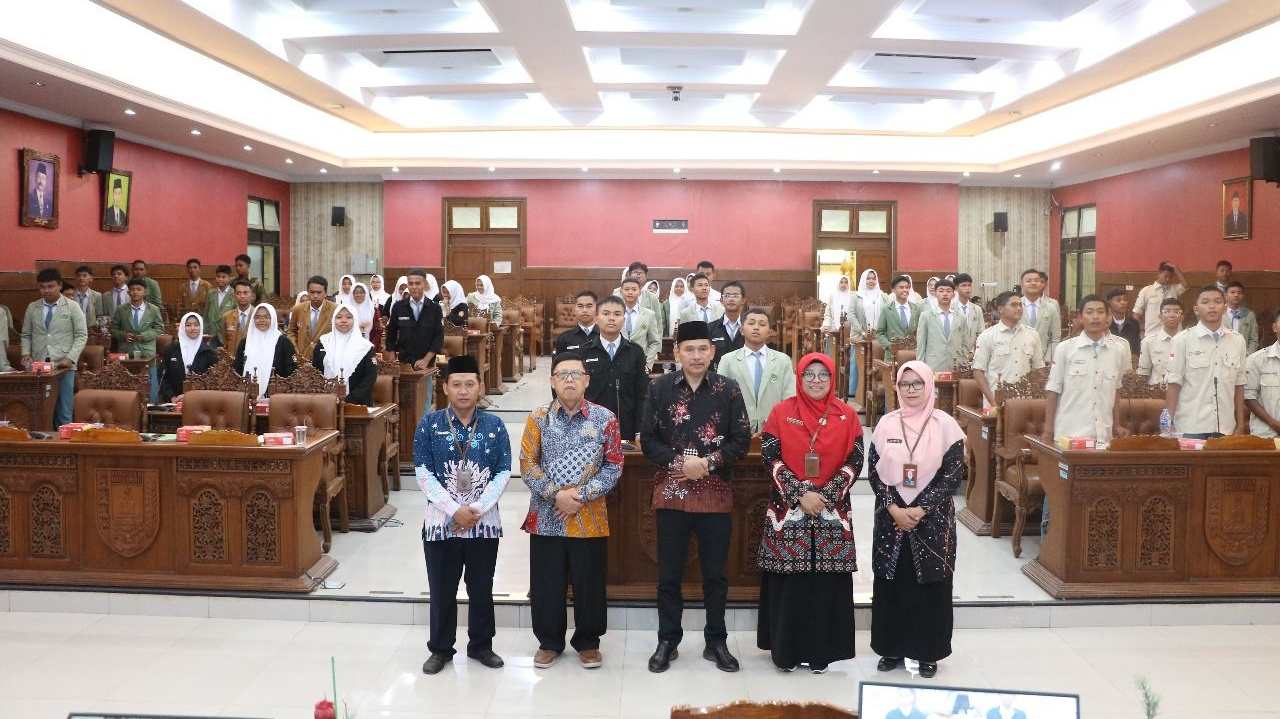 Siswa MAN 1 Magelang Dalami Proses Aspirasi di DPRD Kabupaten Magelang