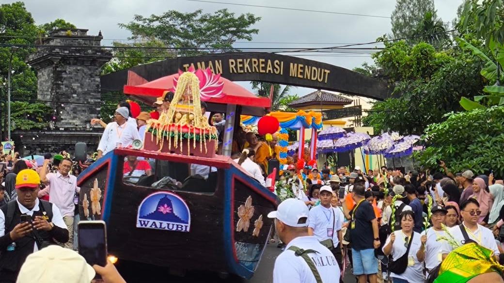 Kirab Waisak, Ribuan Umat Buddha Jalan Kaki dari Mendut ke Borobudur Magelang
