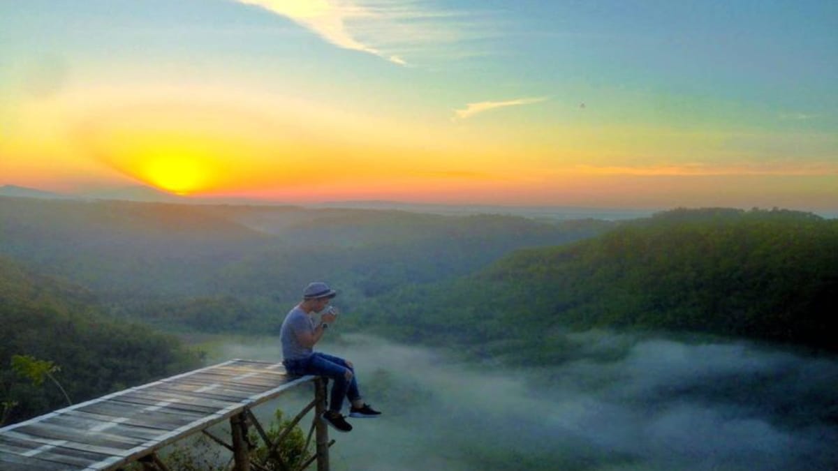 Wisata Bantul Jogja Tebing Watu Mabur Dlingo Menikmati Keindahan Matahari Terbenam Bak Negeri diatas Awan!