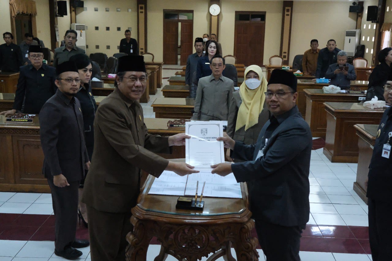 Tutup Sidang Paripurna APBD, Ketua DPRD Kota Magelang Lantunkan Pantun Sarkasme