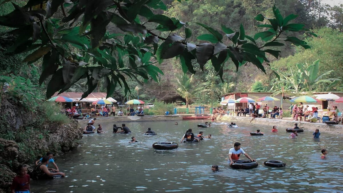 Alang Ujung Kolam Pemandian Alami di Kaki Perbukitan Karst Buayan Kebumen