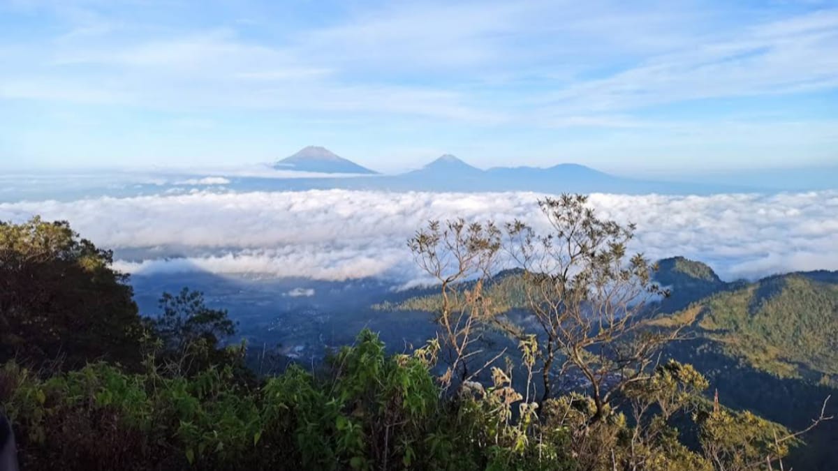 Naik Gunung Menggunakan Sepeda Motor? Inilah 3 Fakta Menarik Seputar Keunikan Gunung Telomoyo