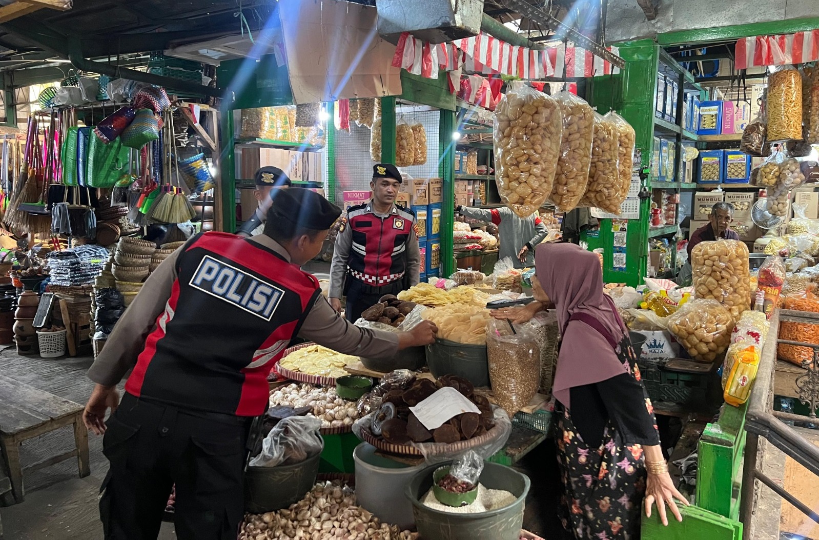 Cegah Uang Palsu, Sat Samapta Polres Temanggung Sisir Pasar Kliwon Rejo Amertani