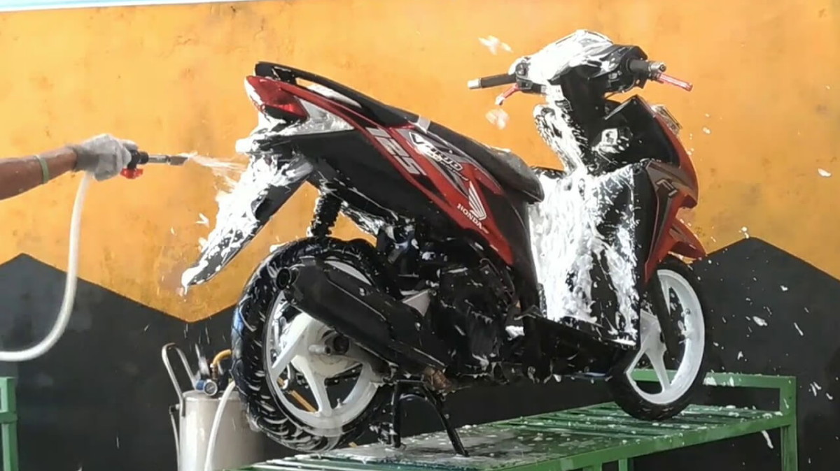 Setelah Terkena Hujan Apakah Motor Harus Dicuci? Simak Jawabannya Jika Ingin Cat dan Mesin Motormu Awet