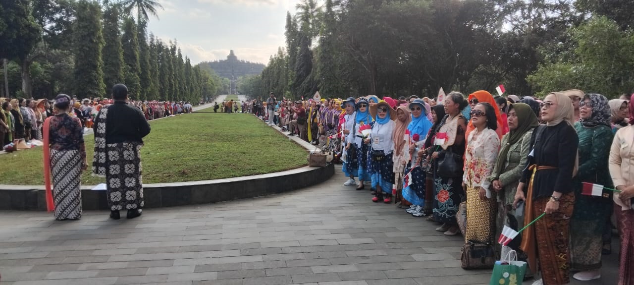 Ribuan Perempuan Meriahkan Hari Kebaya di Candi Borobudur 