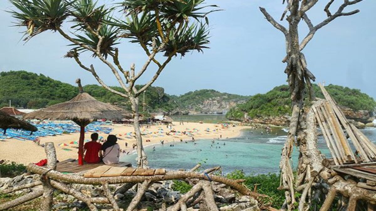 Pantai Drini Menyuguhkan Pemandangan Alam dengan Perbukitan Hijau dan Laut Biru