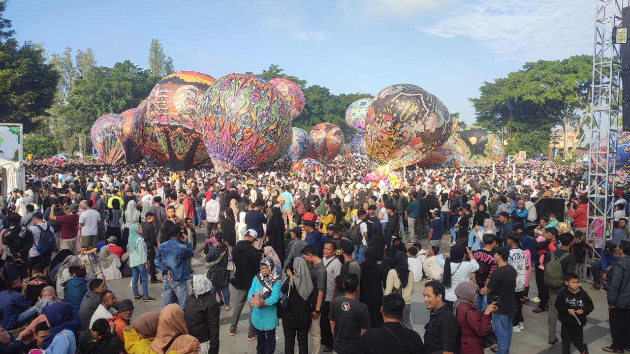 Ribuan Warga Wonosobo Banjiri Alun-alun Saksikan Festival Balon Udara