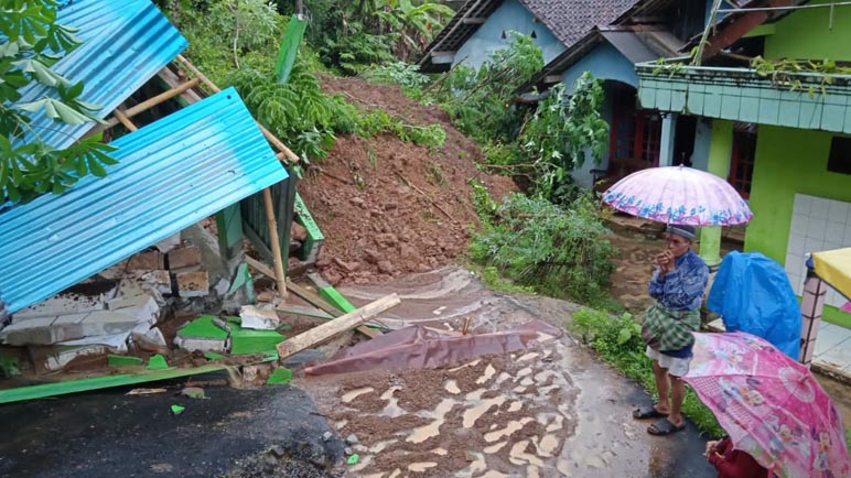 Empat Titik Longsor di Wonosobo, Rusak Rumah dan Tutup Akses Jalan