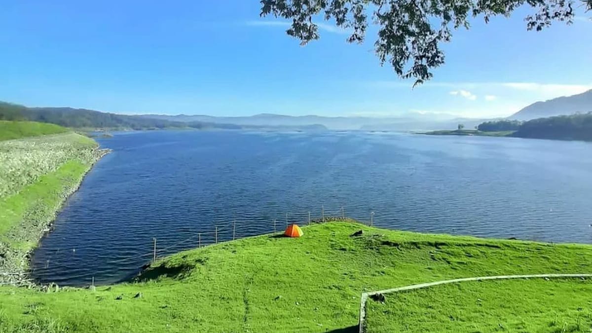 Berada di Perbatasan Wonosobo dan Kebumen, Waduk Wadaslintang Mirip Pantai dengan Karang yang Indah