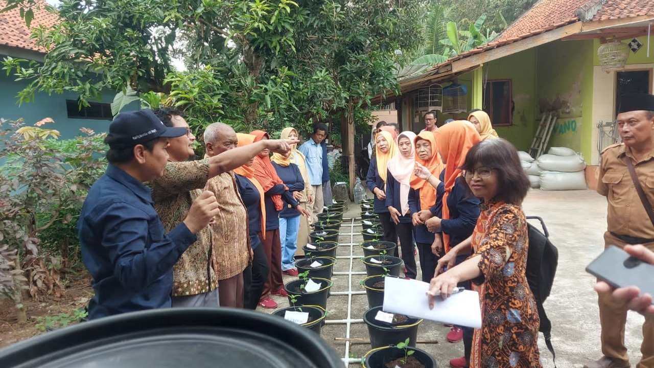 Dosen IPB Pulang Kampung Ajari Pertanian Inovatif di Desa Wingkomulyo