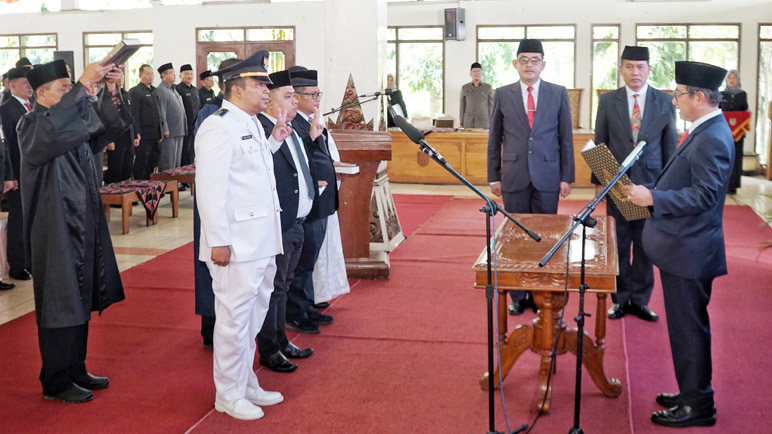 Rotasi Jabatan di Kabupaten Magelang: Bupati Sepyo Achanto Lantik 34 Pejabat Baru