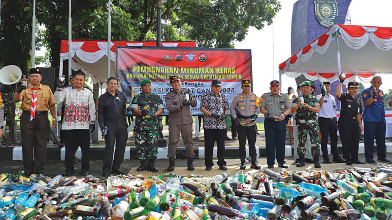 Ribuan Botol Miras Dimusnahkan, Ratusan Personel Gabungan Purworejo Dikerahkan Amankan Lebaran
