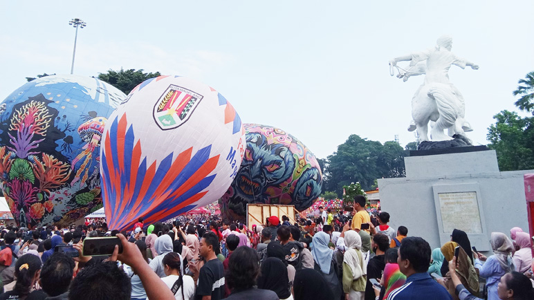 Ada Balon Gagal Mengudara, Penonton di Alun-Alun Magelang Kecewa: Tempat Sempit, Parkir juga Sulit