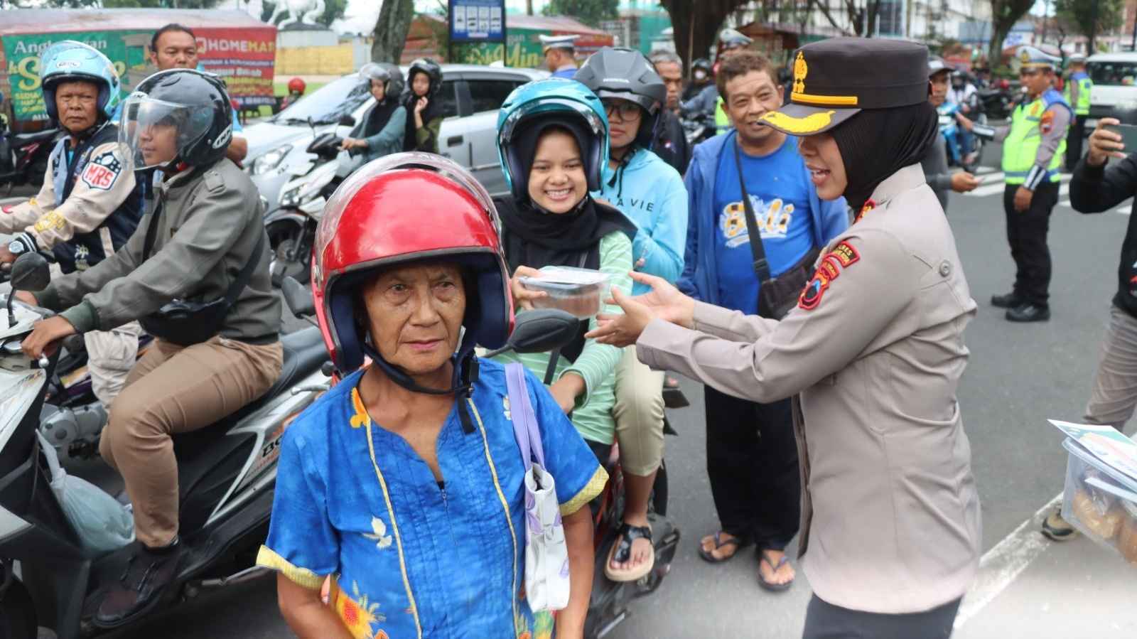 Polres Magelang Kota Bagikan Takjil Gratis Khusus untuk Pengendara yang Berlaku Tertib