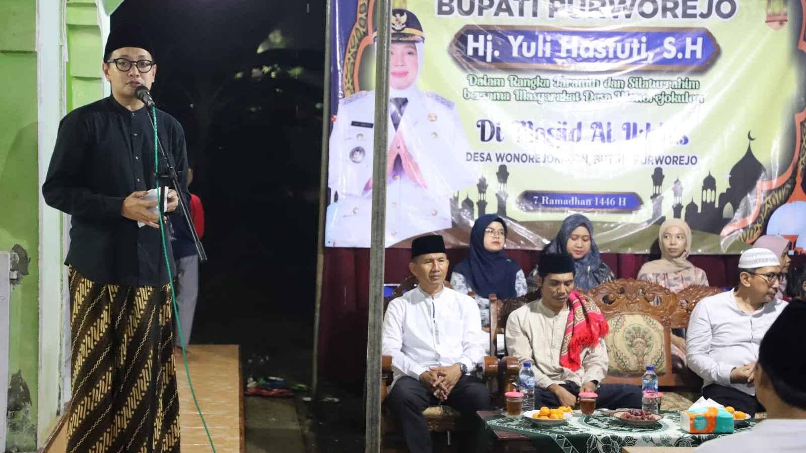 Tarawih di Desa Wonorejokulon, 16 Warga Purworejo Terima Bansos