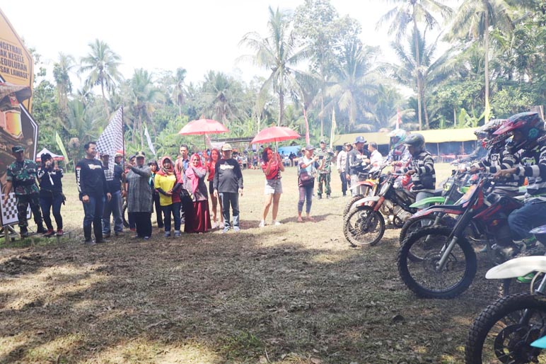 Pemotor Trail Trabas Berebut Mobil di Bukit Menoreh