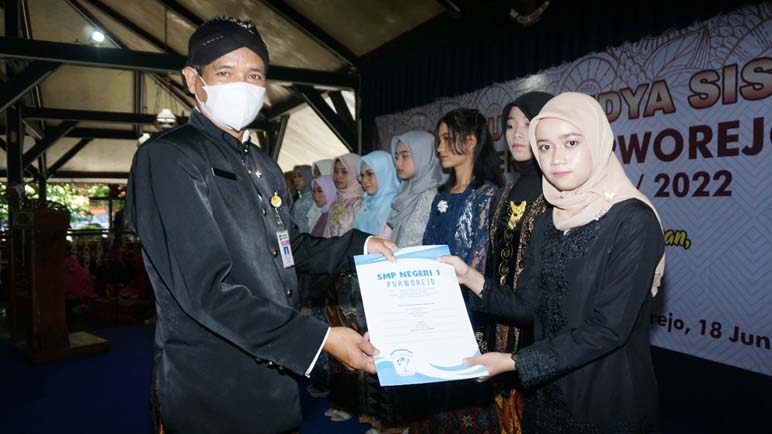 Berpakaian Adat, 192 Siswa SMPN 1 Purworejo Wisuda di Pendopo Kabupaten