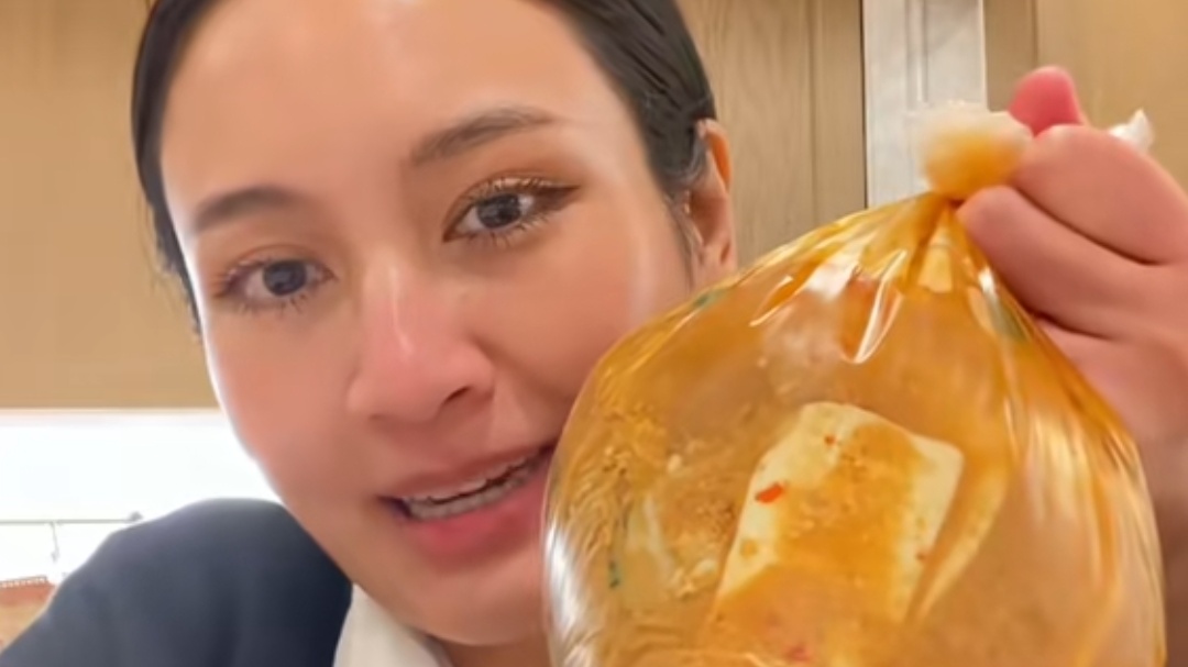 The Chanisara Makan Seblak, Bikin Viral di Thailand 