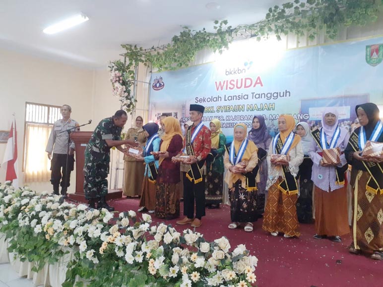 36 Siswa Lansia di Magelang Diwisuda, Belajar Tak Kenal Batas Umur