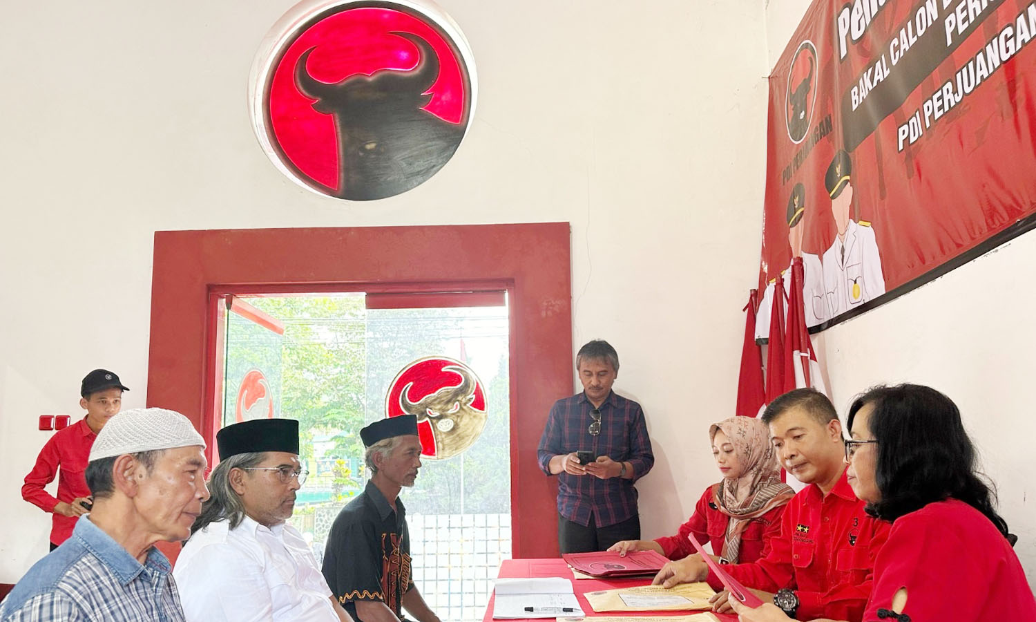 Eks Bupati Temanggung hingga Kades Daftar Bacabup Via PDIP, Siapa Mereka?