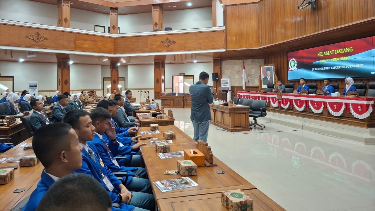 Puluhan Siswa SMAN 1 Purworejo Simulasikan Rapat Paripurna di Gedung DPRD