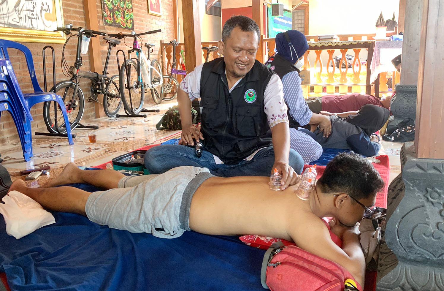 Puluhan Warga Berbondong-bondong Datangi Rumah Mantan Sekda Kota Magelang Joko Budiyono