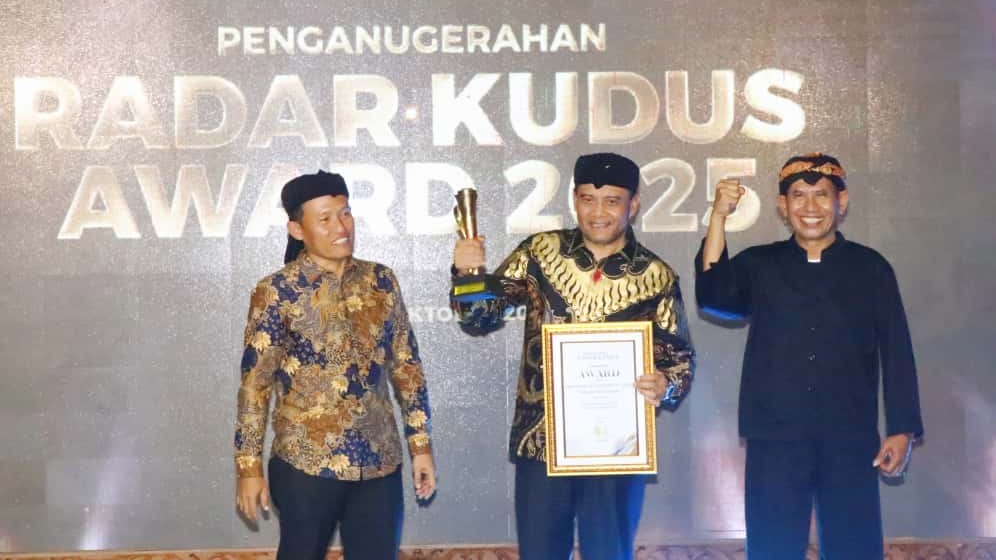 Gubernur Jateng Ahmad Luthfi Peroleh Penghargaan Pemimpin Percepatan Ekonomi Daerah 2025