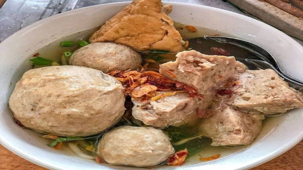 TERUNGKAP! Bakso Legendaris Hampir 40 Tahun di Kota Solo yang Bikin Nagih