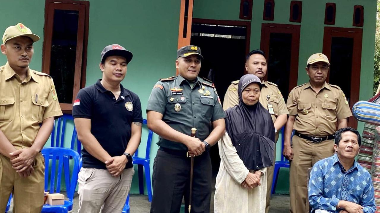 Penuh Haru, Rumah Pasangan Lansia di Salaman Magelang Dibedah TNI dan Sandal Jepitan