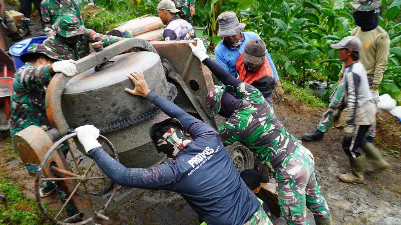 Mesin Molen Rusak, Satgas TMMD dan Warga Tetap Semangat Cor Jalan di Temanggung