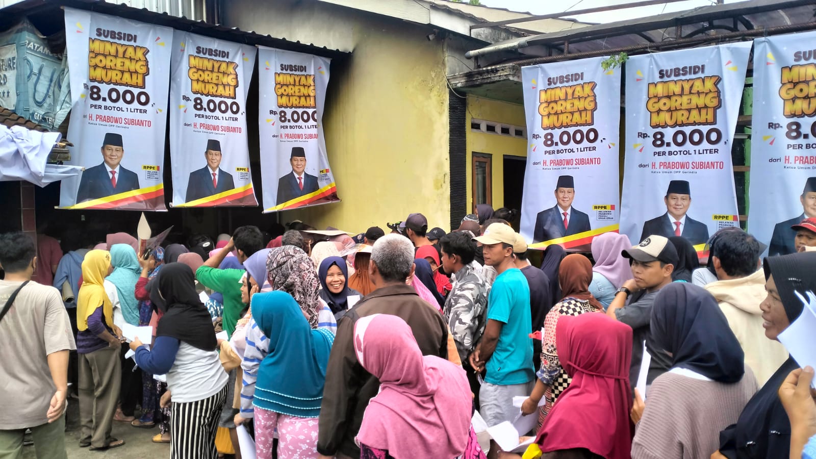 Antusias Warga Kajoran Magelang Terima Minyak Goreng Murah dari Relawan Prabowo Peduli Emak-Emak