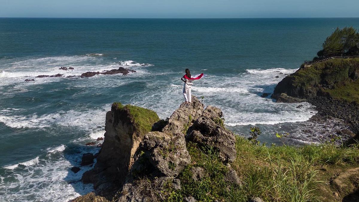Eksotisnya Pantai Menganti, Pantai Pasir Putih di Selatan Jawa yang Bisa Bikin Kamu Langsung Move On
