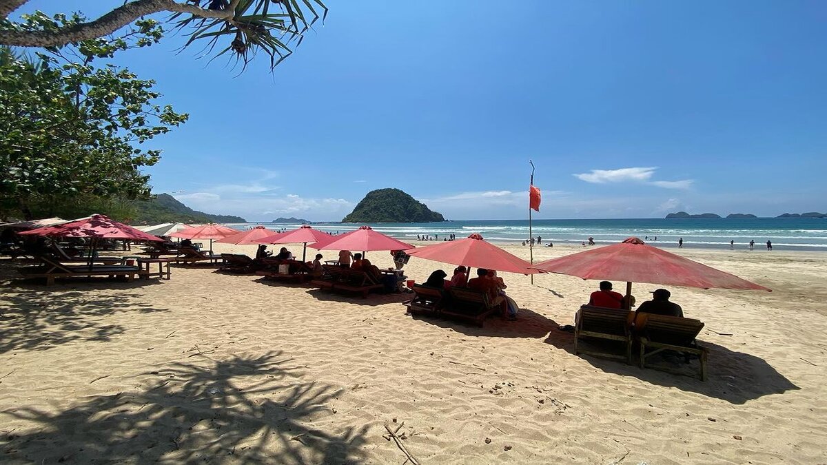 Pantai Pulau Merah Banyuwangi Pemandangan yang Sangat Menawan dengan Pasir Putih