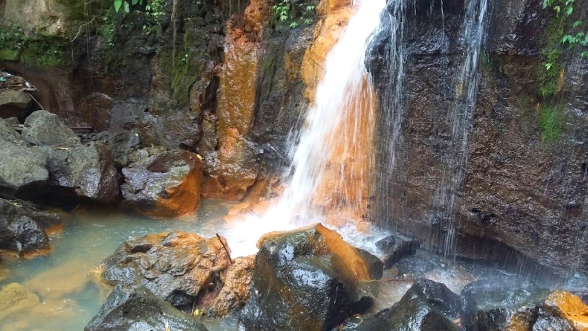 Curug Kuning Wisata Tersembunyi Magelang dengan Batuan Uniknya!