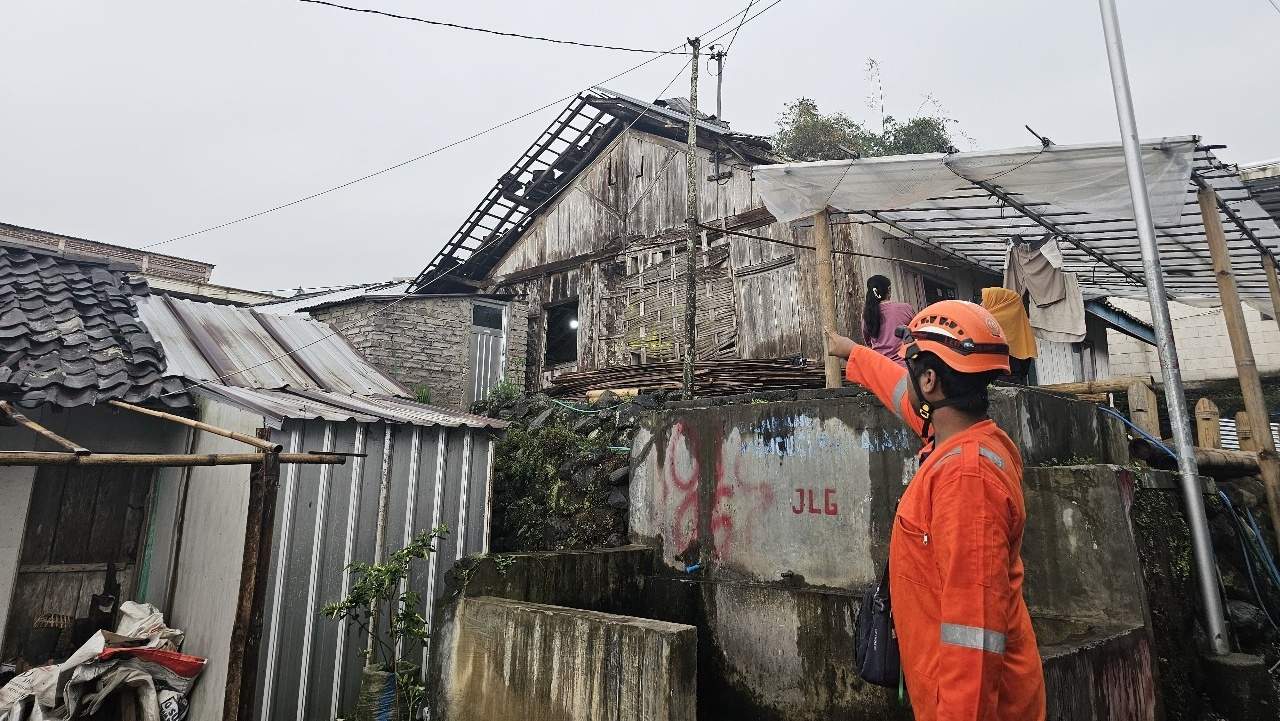 Angin Puting Beliung Terjang Temanggung, Belasan Rumah Rusak dan Kerugian Capai Ratusan Juta